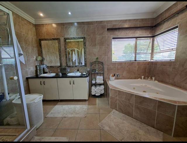 5 BEDROOM HOUSE FOR SALE IN MIDSTREAM ESTATE